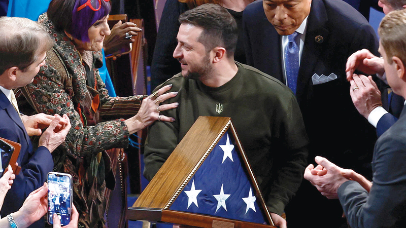 قدمت بيلوسي لزيلينسكي علماً أميركياً رُفع فوق مبنى الكابيتول مقر الكونغرس.   رويترز