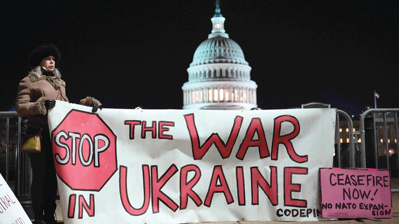 تظاهرة نظمها أوكرانيون خارج البيت الأبيض للمطالبة بوقف الحرب.   غيتي
