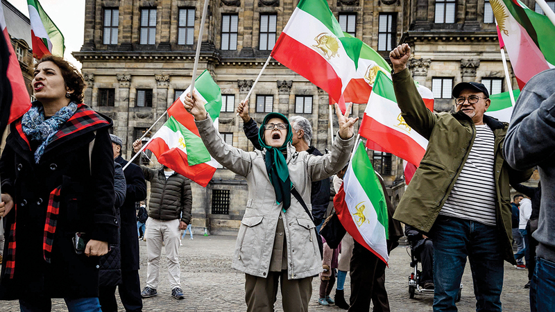 تظاهرة تضامنية مع النساء الإيرانيات في أمستردام.  أ.ف.ب