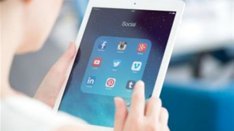 الأطفال من سن 15 حتى 18 سنة الأكثر عُرضة لمخاطر الإنترنت والجرائم الإلكترونية.    أرشيفية