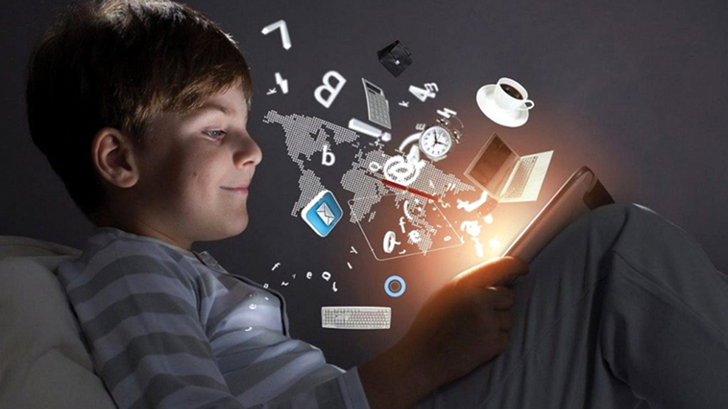 خبراء نصحوا الآباء بتعزيز التفكير الناقد لدى الأطفال للتعامل مع مختلف المواقف وضبط إعدادات الخصوصية في هواتفهم.