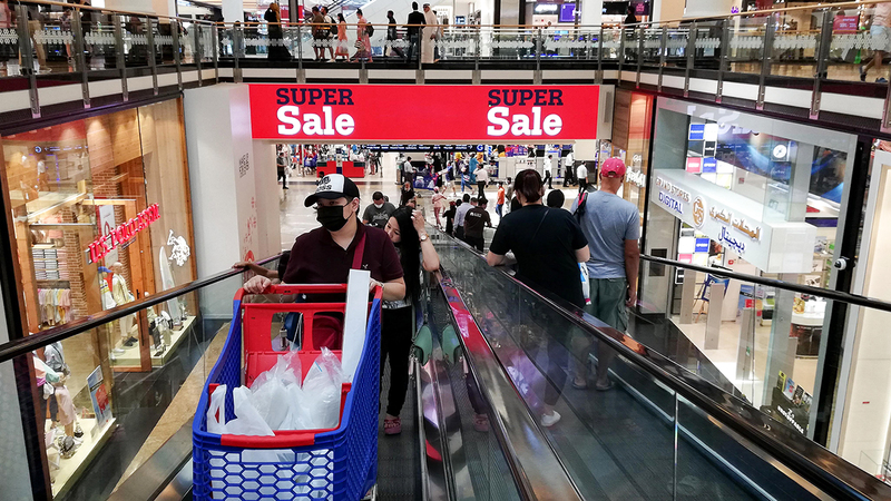 عروض التخفيضات تساعد على تلبية جزء كبير من احتياجات الأسرة بأسعار مناسبة. تصوير: أحمد عرديتي