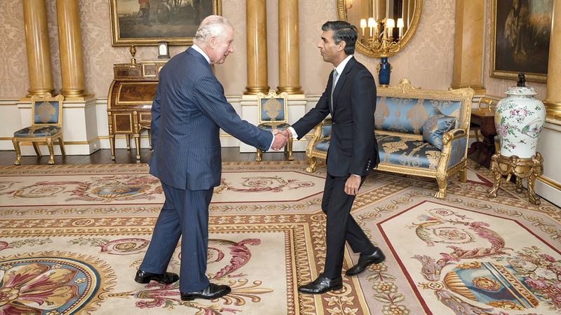 الملك تشارلز الثالث يرحب بريشي سوناك أثناء تكليفه بتشكيل الحكومة الجديدة.   أرشيفية