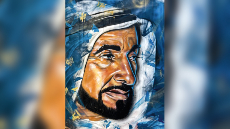 لوحات المعرض تمثل روح الثقافة والفنون الإماراتية.  وام