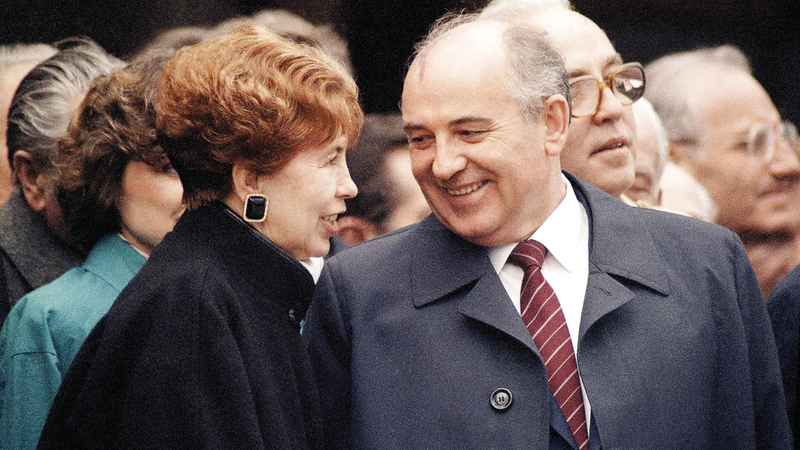 غورباتشوف مع زوجته ريسا خلال إحدى زياراته الخارجية.   أرشيفية
