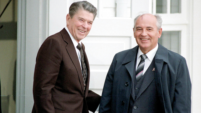 الرئيس الأميركي السابق رونالد ريغان وغورباتشوف.   أرشيفية