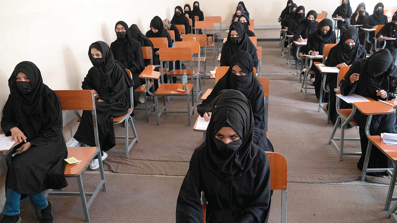 آخر مجموعة من الفتيات في حرم جامعة كابول قبل يوم من منعهن من العودة إلى الجامعة مجدداً.   إي.بي.إيه