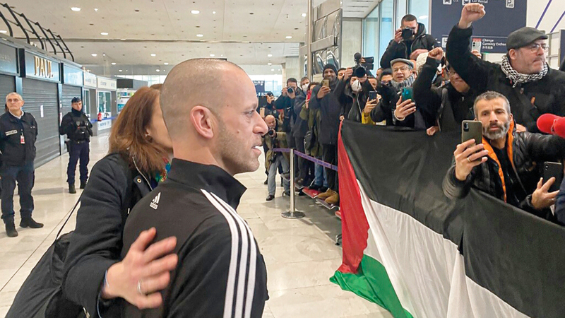 المحامي صلاح حموري فور ترحيله من القدس إلى فرنسا.   الإمارات اليوم