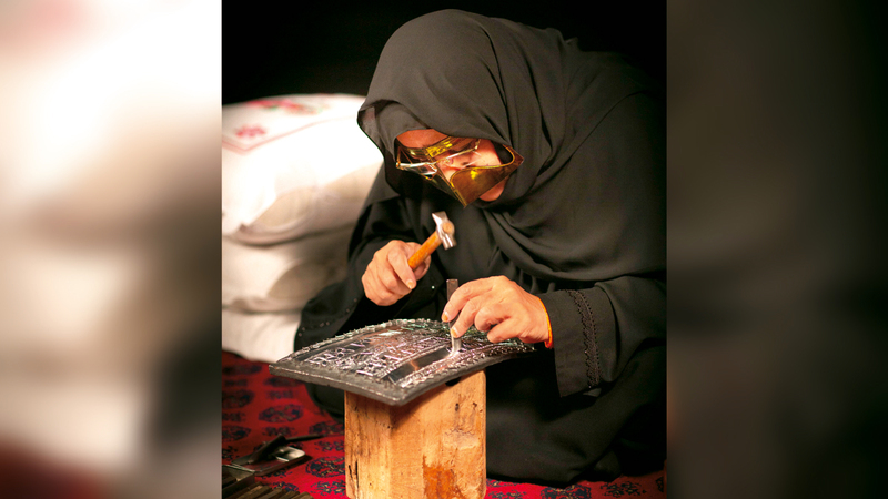 الحفاظ على الحرف التقليدية وتعريف الأجيال الجديدة بها عملٌ مؤسسي راسخ في دولة الإمارات.   من المصدر