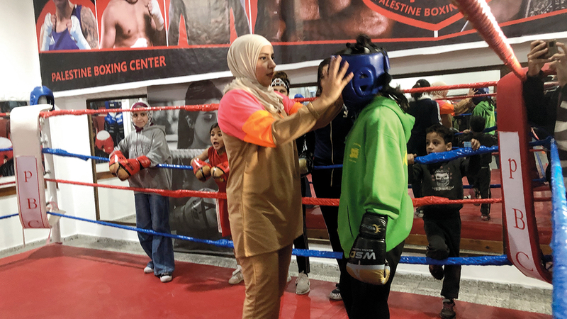 المدربة ابتسام نصر توجه فتيات الملاكمة.   الإمارات اليوم