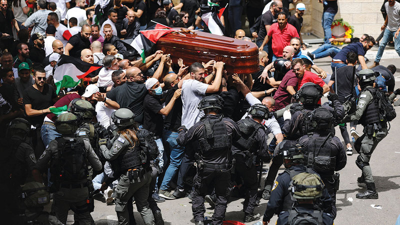 الشرطة هاجمت المشيّعين عندما رفضوا حمل النعش في سيارة وقاموا بحمله على أكتافهم إلى الكنيسة.   غيتي