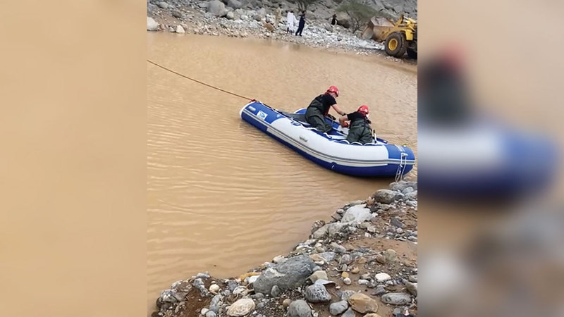 رجال الإنقاذ خلال البحث عن الأب وابنه.   الإمارات اليوم