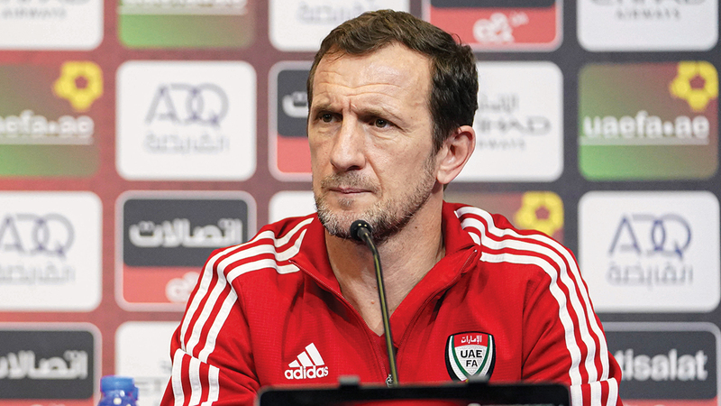 مدرب المنتخب الوطني لكرة القدم: الأرجنتيني أروابارينا.