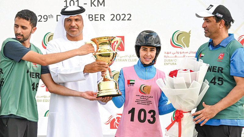 محمد العظب خلال تتويج ماسة عدنان بلقب السباق.   تصوير: أسامة أبوغانم