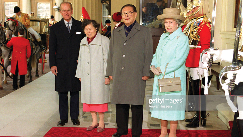 زيمين مع الملكة الراحلة إليزابيث الثانية.   من المصدر