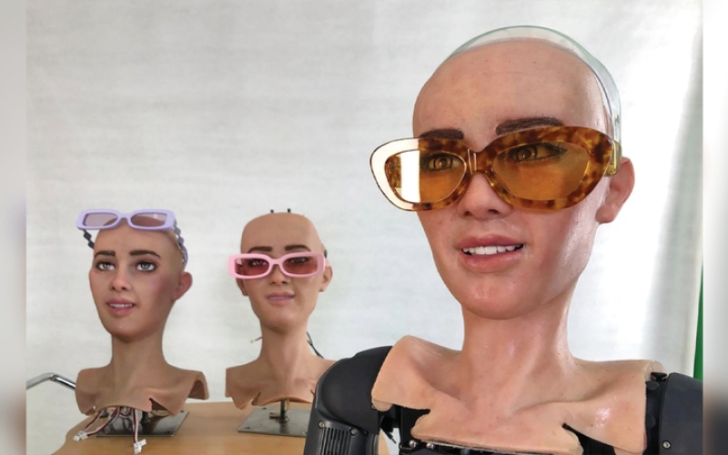 الصورة: 3 روبوتات «شقيقات» يصبحن «الوجه الصديق» للذكاء الاصطناعي
