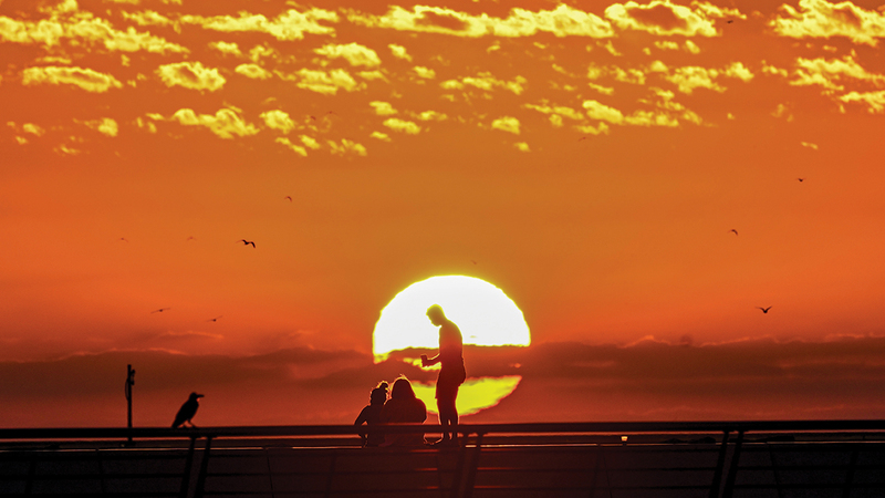 Sun sets on sunrise beach in Dubai. December 29, 2022. Photo by Patrick Castillo