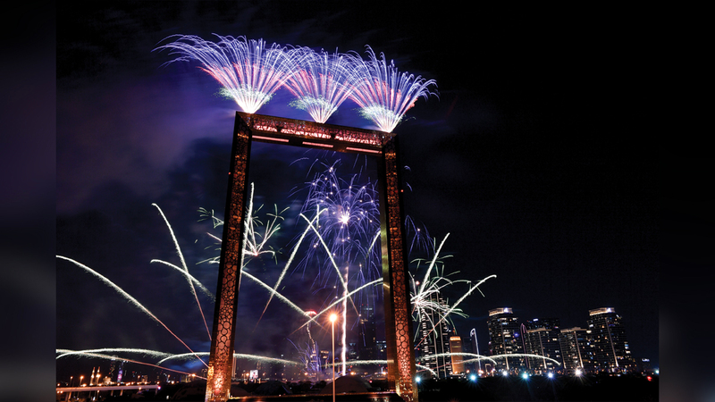 برواز دبي يتزيّن بالعروض النارية خلال الاحتفالات.	  تصوير: مصطفى قاسمي