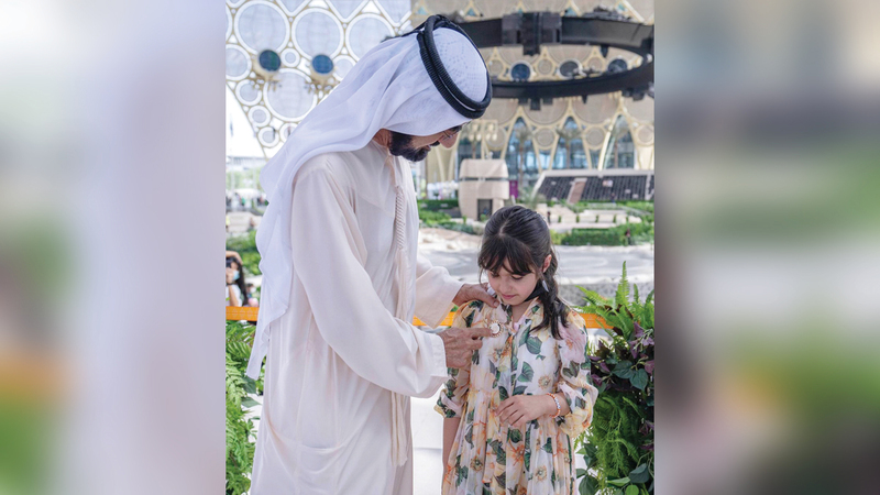 محمد بن راشد لبى رغبة طفلة بلقائه في إكسبو 2020 دبي. أرشيفية