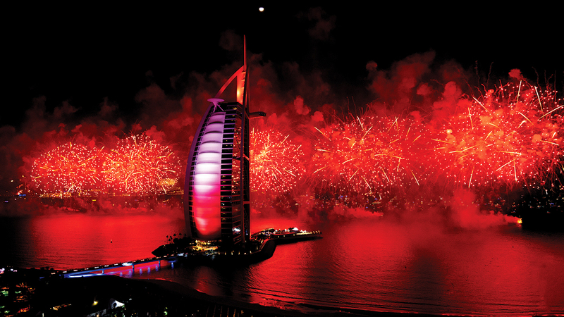 برج العرب من أبرز معالم دبي التي تألقت في ليلة رأس السنة.  من المصدر
