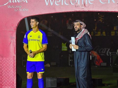 وارتدى رونالدو القميص رقم 7 لنادي النصر لدى دخوله إلى استاد "مرسول بارك" لتحية الجماهير التي ملأت الملعب عن آخره لمشاهدة قائد المنتخب البرتغالي.