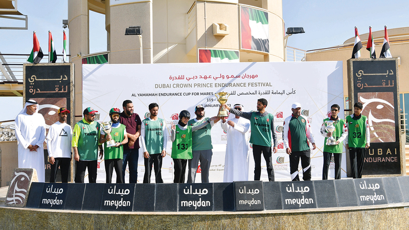 من تتويج الفائزين في السباق أمس. تصوير: مصطفى قاسمي