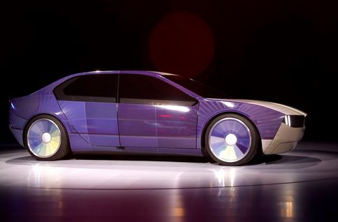 وتحوي السيارة أيضا شاشة عرض أمامية على غرار كثير من السيارات الحديثة، ولكن ما يميز (i Vision Dee) من (BMW) هو أن الشاشة تمتد على كامل الزجاج الأمامي. وقالت الشركة إنها تخطط لإضافة هذه الميزة خاصة إلى بعض سياراتها بدءا من عام 2025.