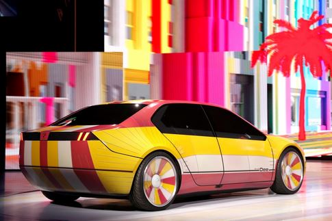 وقالت الشركة إن نموذج (i Vision Dee) الآخر صُمم لعرض أفكار جديدة لـ "واجهة المستخدم"، وهي كيفية تفاعل السائقين والركاب مع السيارة.