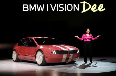 وكانت (BMW) قد عرضت نموذجا لسيارة "متغيرة اللون" في معرض (CES 2022)، ولكن التغيير كان محصورا في تدرجات مختلفة من اللون الرمادي. ولكن سيارة العام الحالي تمتاز بقدرتها على التحول إلى تشكيلة كاملة من الألوان، مع إمكانية تلوين أجزاء مختلفة من هيكل السيارة بألوان مختلفة في الآن ذاته، حتى العجلات قادرة على تغير لونها.