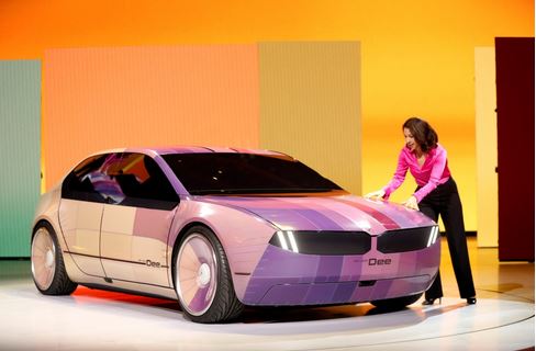 وتُطلق عملاقة صناعة السيارات الألمانية (BMW) على نموذج السيارتين، اللتين تبدوان متشابهتين، اسم (i Vision Dee). أما كلمة (Dee) فهي اختصار لعبارة: التجربة العاطفية الرقمية (Digital Emotional Experience). وتمتاز إحدى السيارتين بأنها قادرة على تغيير لونها في ثوانٍ.