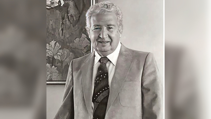 إحسان عبدالقدوس في لوحة رسمها الفنان جمال أمل. أرشيفية