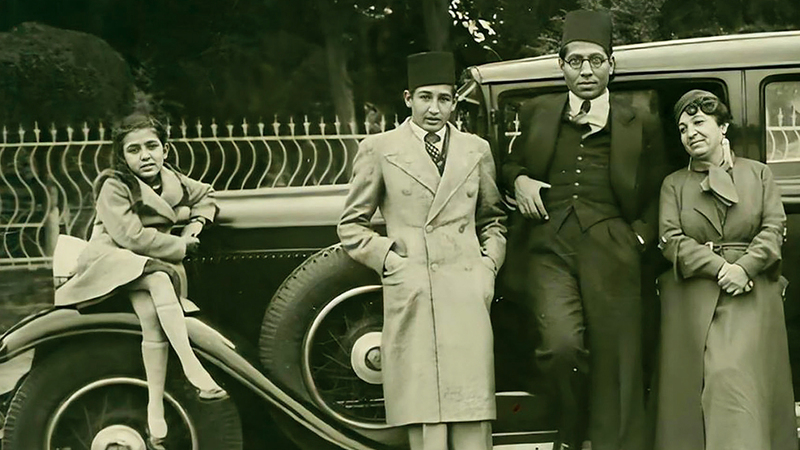 عبدالقدوس مع والدته وشقيقته.  أرشيفية