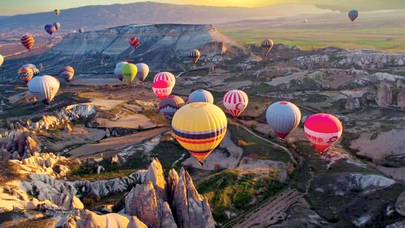 تحظى المنطقة بمشهد مذهل للتلال والتكوينات الصخرية المغطاة بالثلوج أثناء ركوب منطاد الهواء الساخن.