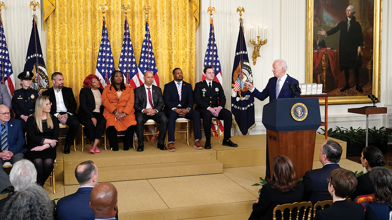 بايدن منح ميداليات رئاسية لـ14 شخصاً خلال إحياء الذكرى الثانية للهجوم على الكابيتول.   أ.ب