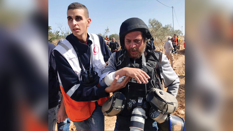 المصور جعفر إشتيه خلال إصابته الأولى في عام 2022. الإمارات اليوم