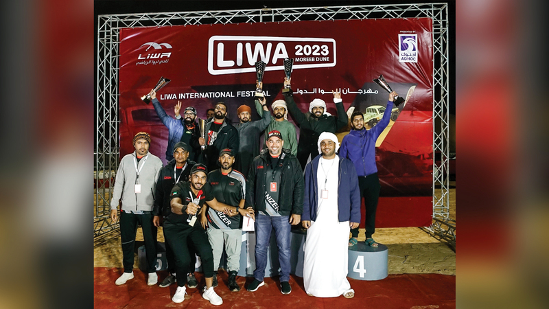 من تتويج الفائزين في السباق الثاني للاستعراض الحر بالسيارات. من المصدر