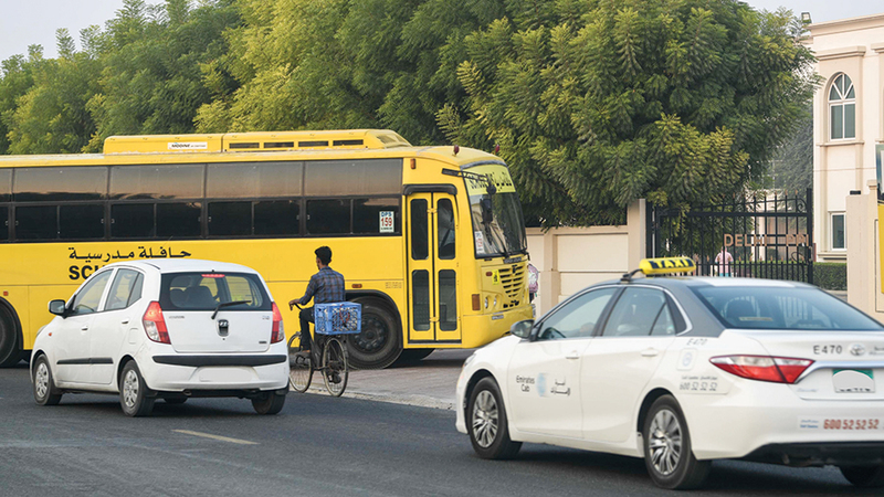 الازدحام المروري في الطرق المؤدية إلى المدارس يبدأ عند وصول الحافلات المدرسية.  من المصدر