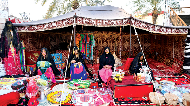 القرية التراثية تتوسط موقع المهرجان وتأخذ الزائر في رحلة بين مفردات التراث الإماراتي. تصوير: إريك أرازاس