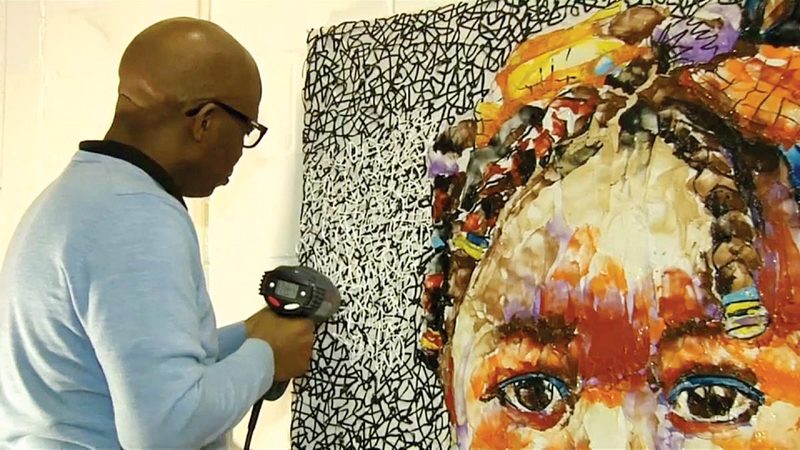 وبينغيني بوثيليزي أمام إحدى لوحاته الفنية. من المصدر