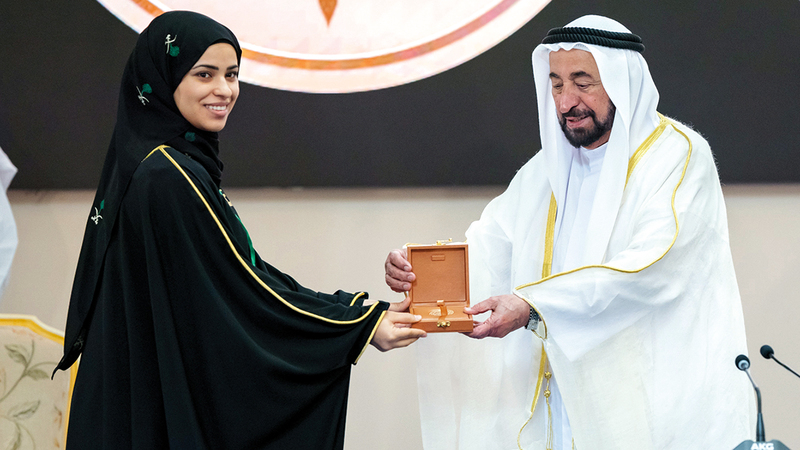 سلطان القاسمي يكرّم حوراء الهميلي.  من المصدر