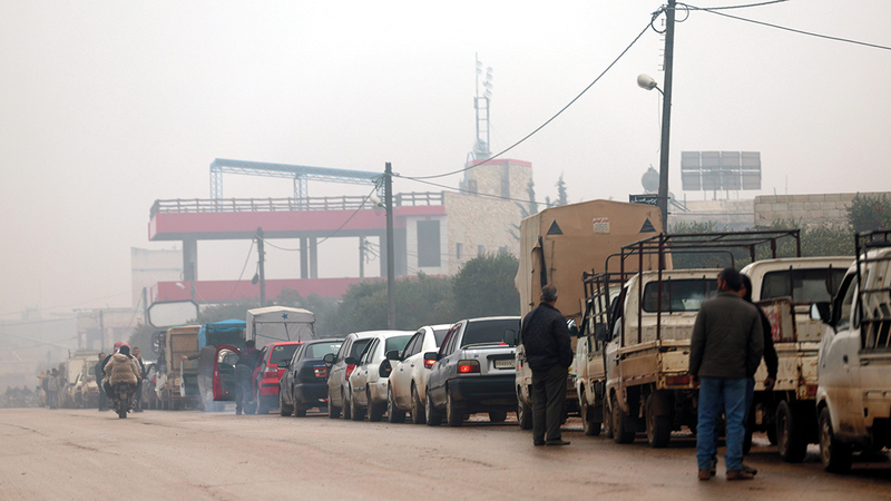 سوريون يصطفون في طابور طويل من أجل الحصول على الوقود في إدلب.  أ.ب