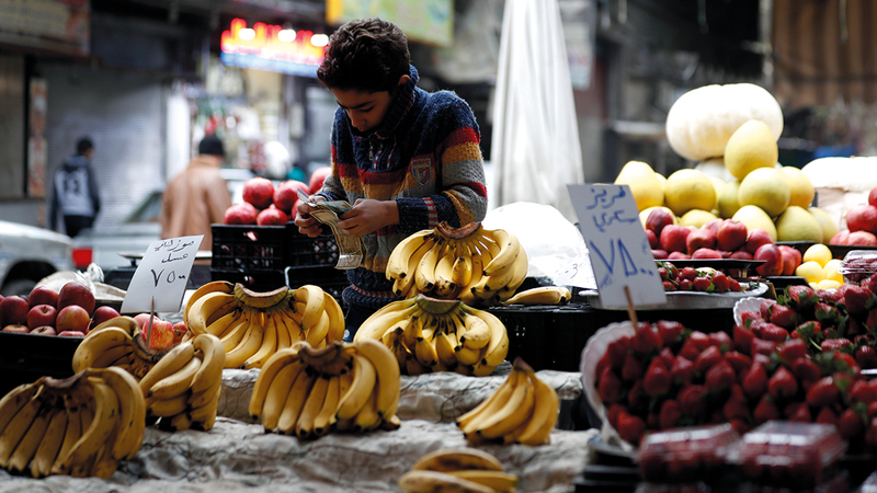 أسعار الغذاء ترتفع بوتيرة أسرع مع انهيار العملة السورية.  أ.ب