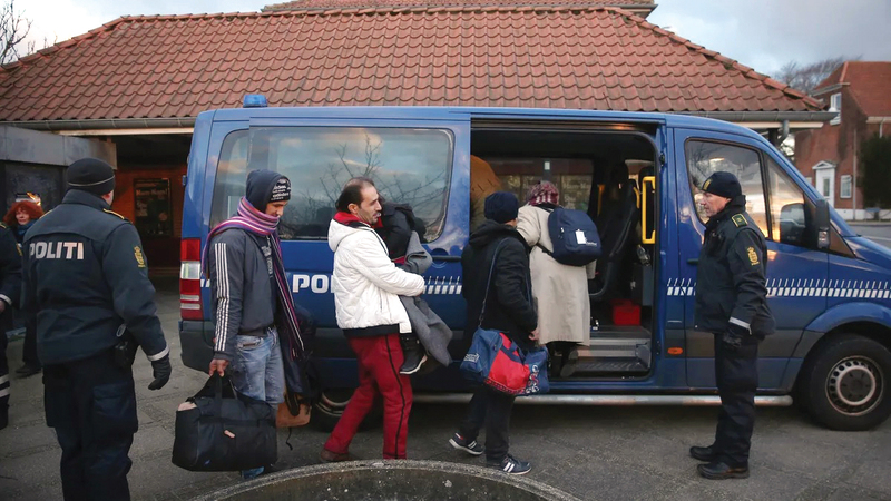 الشرطة الدنماركية ترافق لاجئين سوريين بعد وصولهم إلى البلاد.  أرشيفية