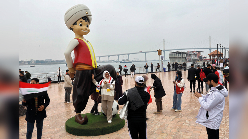 جمهور «خليجي 25» يلتقطون صوراً تذكارية مع «السندباد البحار» الذي اختير ليكون رمز كأس الخليج في البصرة.    رويترز