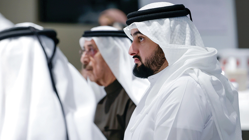 أحمد بن محمد خلال الخلوة الإعلامية التي نظّمها مجلس دبي للإعلام بحضور حشر بن مكتوم.   من المصدر