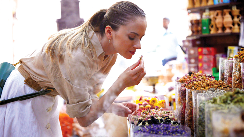 أسواق التوابل في دبي وجهة رئيسة للزوار.  من المصدر