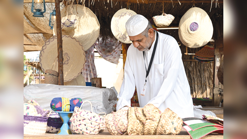 منطقة التراث تعكس ماضي الإمارات الذي لايزال مستمراً في الحياة اليومية للمجتمع مثل الحِرف اليدوية والأهازيج والعروض.   تصوير: إريك أرازاس