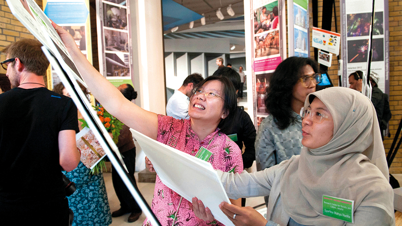 إليسا سوتانوجاجا (يسار) خلال فعالية في جاكرتا.  أرشيفية