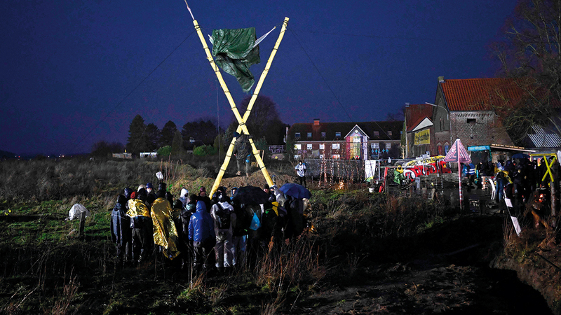 أحد السواتر الدفاعية التي أقامها النشطاء.  أ.ف.ب