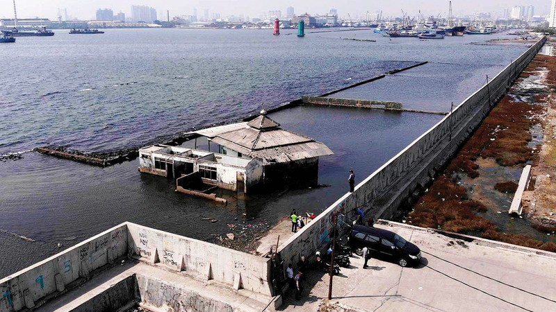 تم بناء جدار لحماية جاكرتا من الفيضانات.  أرشيفية